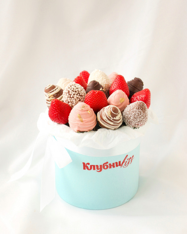 Шляпная коробка с клубникой 16 см 